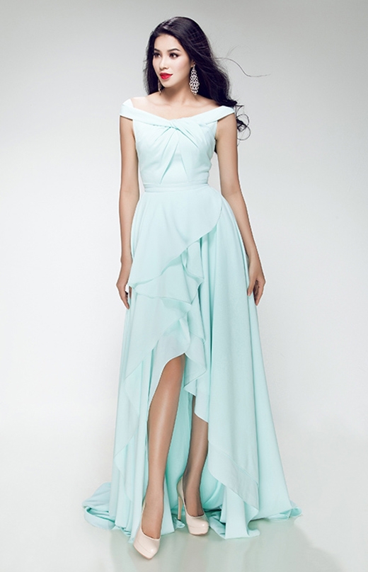 
Sắc xanh bạc hà nhạt cùng kiểu váy bất đối xứng mang đến sự tươi trẻ, hiện đại cho Phạm Hương.